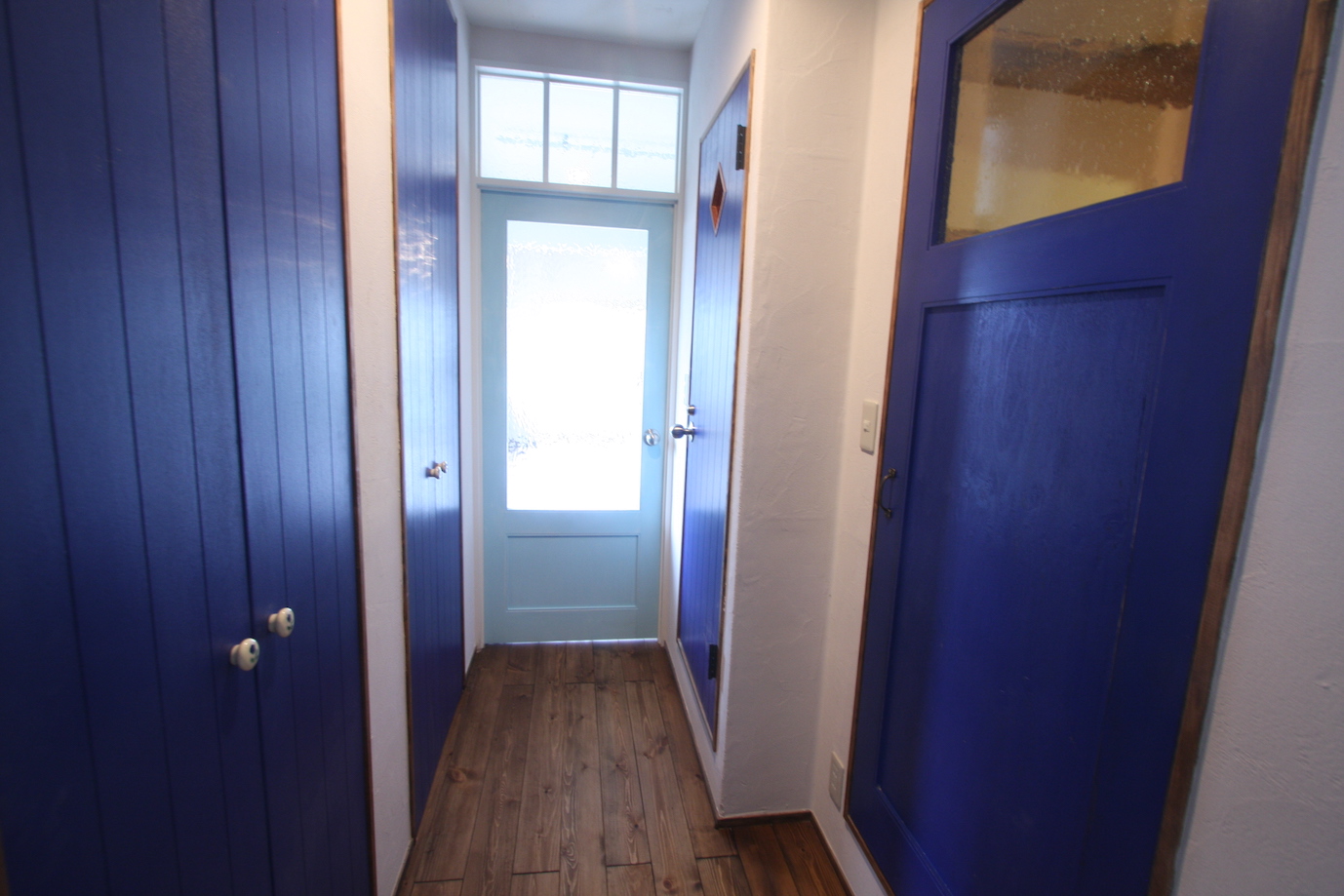 青い扉の部屋