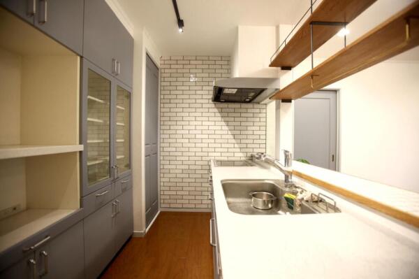 白と２色グレーのキッチンリノベーション